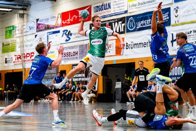 07.08.2026, xdobgx, Handball Heide-Cup 2026, TSV Hannover-Burgdorf - Mors Thy Handball v.l. Simon Skovhus Jensen (Mors-Thy Handbold, 27), Marian Michalczik (TSV Hannover-Burgdorf, 22) beim Wurf, in action, throwing, Kasper Didriksen (Mors-Thy Handbold, 33) *** August 7, 2026, xdobgx, 2026 Heide Cup Handball Tournament, TSV Hannover Burgdorf vs. Mors Thy Handball; from left: Simon Skovhus Jensen (Mors Thy Handbold), 27; Marian Michalczik (TSV Hannover Burgdorf), 22, shooting; in action; Kasper Didriksen (Mors Thy Handbold), 33