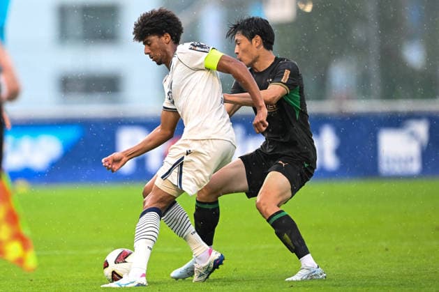 SOCCER - Hoffenheim vs Gladbach, test match SCHWAZ,AUSTRIA,07.AUG.26 - SOCCER - 1. DFL, 1. Deutsche Bundesliga, TSG Hoffenheim vs Borussia Mönchengladbach, test match. Image shows Bernardo (Hoffenheim) and Shuto Machino (Gladbach).  GEPAxpictures xDanielxSchoenherr