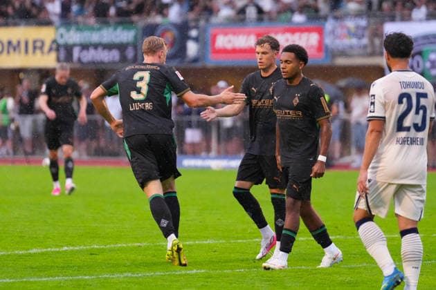 07.08.2026, xydrx, Fußball, Testspiel, TSG 1899 Hoffenheim - Borussia Mönchengladbach, Saison 2026 2027, Silberstadt Arena Schwaz: Torjubel nach dem Tor zum 1:1 für Borussia Moenchengladbach durch Torschütze Robin Hack (Borussia Moenchengladbach, 25) zusammen mit Isac Lidberg (Borussia Moenchengladbach, 3) und Mathieu Nguefack (Borussia Moenchengladbach, 34) DFB regulations prohibit any use of photographs as image sequences and or quasi-video. *** August 7, 2026, xydrx, soccer, friendly match, TSG 1899 Hoffenheim vs. Borussia Mönchengladbach, 2026–2027 season, Silberstadt Arena Schwaz: Celebrations after the goal that tied the score at 1–1 for Borussia Mönchengladbach, scored by Robin Hack (Borussia Mönchengladbach, No. 25), along with Isac Lidberg (Borussia Mönchengladbach, No. 3) and Mathieu Nguefack (Borussia Mönchengladbach, 34. DFB regulations prohibit any use of photographs as image sequences and or quasi-video Copyright: HMBxMedia YannisxDreimann