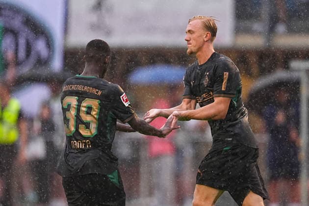 07.08.2026, xydrx, Fußball, Testspiel, TSG 1899 Hoffenheim - Borussia Mönchengladbach, Saison 2026 2027, Silberstadt Arena Schwaz: Torjubel nach dem Tor zum 2:1 für Borussia Moenchengladbach durch Torschütze Isac Lidberg (Borussia Moenchengladbach, 3) zusammen mit Iaia Manco Danfa (Borussia Moenchengladbach, 39) DFB regulations prohibit any use of photographs as image sequences and or quasi-video. *** August 7, 2026, xydrx, soccer, friendly match, TSG 1899 Hoffenheim vs. Borussia Mönchengladbach, 2026–2027 season, Silberstadt Arena Schwaz: Celebrations after Borussia Mönchengladbach’s 2–1 goal scored by Isac Lidberg, along with Iaia Manco Danfa, Borussia Mönchengladbach, 39. DFB regulations prohibit any use of photographs as image sequences and or quasi-video. Copyright: HMBxMedia YannisxDreimann