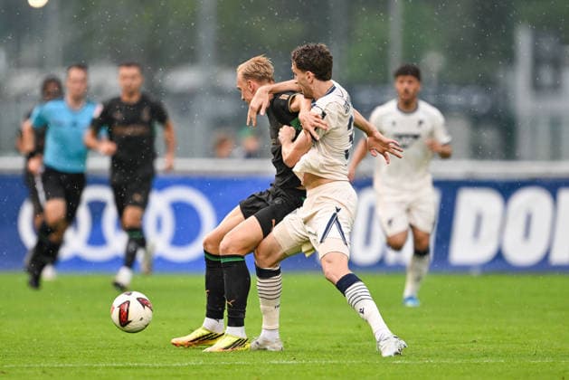 SOCCER - Hoffenheim vs Gladbach, test match SCHWAZ,AUSTRIA,07.AUG.26 - SOCCER - 1. DFL, 1. Deutsche Bundesliga, TSG Hoffenheim vs Borussia Mönchengladbach, test match. Image shows Isac Lidberg (Gladbach) and Arthur Chaves (Hoffenheim).  GEPAxpictures xDanielxSchoenherr