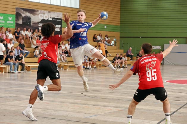 07.08.2026, xovx, Handball Lindencup, TuS Holzheim - HSG Pohlheim v.l. Hannes Jemixe (TuS Holzheim), Florentin Datz (HSG Pohlheim), Max Schneider (TuS Holzheim) Linden Stadthalle Hessen Deutschland (DE) *** August 7, 2026, xovx, Lindencup Handball Tournament, TuS Holzheim vs. HSG Pohlheim; from left: Hannes Jemixe (TuS Holzheim), Florentin Datz (HSG Pohlheim), Max Schneider (TuS Holzheim); Linden Stadthalle, Hesse, Germany, DE