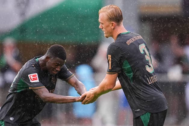 07.08.2026, xydrx, Fußball, Testspiel, TSG 1899 Hoffenheim - Borussia Mönchengladbach, Saison 2026 2027, Silberstadt Arena Schwaz: Torjubel nach dem Tor zum 3:1 für Borussia Moenchengladbach durch Torschütze Isac Lidberg (Borussia Moenchengladbach, 3) zusammen mit Iaia Manco Danfa (Borussia Moenchengladbach, 39) DFB regulations prohibit any use of photographs as image sequences and or quasi-video. *** August 7, 2026, xydrx, Soccer, Friendly Match, TSG 1899 Hoffenheim vs. Borussia Mönchengladbach, 2026–2027 Season, Silberstadt Arena Schwaz: Celebrations after Borussia Mönchengladbach’s 3–1 goal scored by Isac Lidberg, along with Iaia Manco Danfa. DFB regulations prohibit any use of photographs as image sequences and or quasi-video. Copyright: HMBxMedia YannisxDreimann