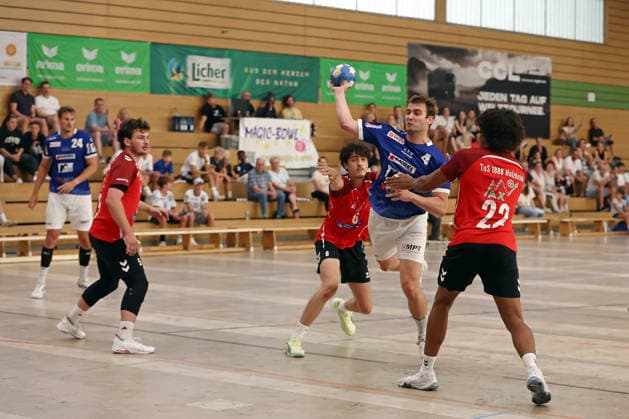 07.08.2026, xovx, Handball Lindencup, TuS Holzheim - HSG Pohlheim v.l. Torben Weinandt (HSG Pohlheim), Finn Langenau (TuS Holzheim), Maxim Hölzer (TuS Holzheim), Leon Friedl (HSG Pohlheim), Hannes Jemixe (TuS Holzheim) Linden Stadthalle Hessen Deutschland (DE) *** August 7, 2026, xovx, Lindencup Handball, TuS Holzheim vs. HSG Pohlheim; from left: Torben Weinandt (HSG Pohlheim), Finn Langenau (TuS Holzheim), Maxim Hölzer (TuS Holzheim), Leon Friedl (HSG Pohlheim), Hannes Jemixe (TuS Holzheim); Linden Stadthalle, Hesse, Germany, DE
