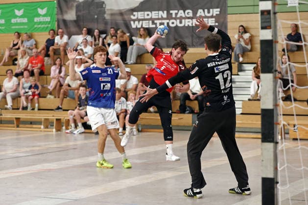 07.08.2026, xovx, Handball Lindencup, TuS Holzheim - HSG Pohlheim v.l. Jonathan Martenstein (HSG Pohlheim), Finn Langenau (TuS Holzheim), Joshua Laudt (HSG Pohlheim) Linden Stadthalle Hessen Deutschland (DE) *** August 7, 2026, xovx, Lindencup Handball, TuS Holzheim vs. HSG Pohlheim: Jonathan Martenstein (HSG Pohlheim), Finn Langenau (TuS Holzheim), Joshua Laudt (HSG Pohlheim), Linden Stadthalle, Hesse, Germany, DE