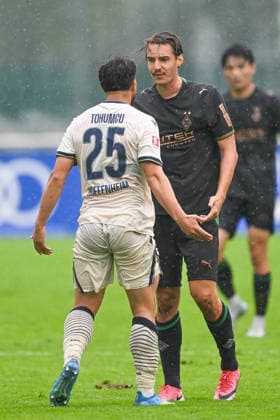 SOCCER - Hoffenheim vs Gladbach, test match SCHWAZ,AUSTRIA,07.AUG.26 - SOCCER - 1. DFL, 1. Deutsche Bundesliga, TSG Hoffenheim vs Borussia Mönchengladbach, test match. Image shows Umut Tohumcu (Hoffenheim) and Florian Neuhaus (Gladbach).  GEPAxpictures xDanielxSchoenherr