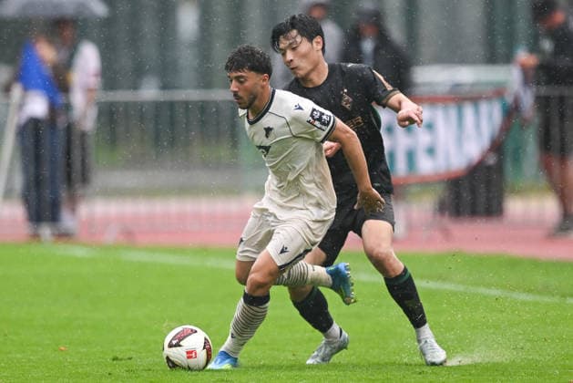 SOCCER - Hoffenheim vs Gladbach, test match SCHWAZ,AUSTRIA,07.AUG.26 - SOCCER - 1. DFL, 1. Deutsche Bundesliga, TSG Hoffenheim vs Borussia Mönchengladbach, test match. Image shows Umut Tohumcu (Hoffenheim) and Shuto Machino (Gladbach).  GEPAxpictures xDanielxSchoenherr