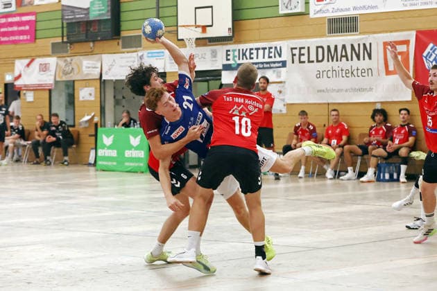 07.08.2026, xovx, Handball Lindencup, TuS Holzheim - HSG Pohlheim v.l. Maxim Hölzer (TuS Holzheim), Jonathan Martenstein (HSG Pohlheim), Simon Giebenhain (TuS Holzheim) Linden Stadthalle Hessen Deutschland (DE) *** August 7, 2026, xovx, Lindencup Handball Tournament, TuS Holzheim vs. HSG Pohlheim; Maxim Hölzer (TuS Holzheim), Jonathan Martenstein (HSG Pohlheim), Simon Giebenhain (TuS Holzheim); Linden Stadthalle, Hesse, Germany, DE
