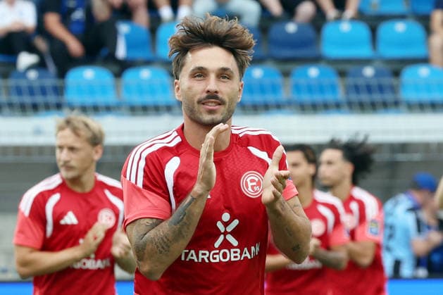 07.08.2026, xrekx, Fussball 3.Liga, SV Waldhof Mannheim - Fortuna Düsseldorf v.l. Fabian Schleusener (Fortuna Duesseldorf) bedankt bedanken sich bei den Fans, the player thanks the fans for their support Warmup warm up Aufwaermen aufwaermen vor dem Spiel (DFL DFB REGULATIONS PROHIBIT ANY USE OF PHOTOGRAPHS as IMAGE SEQUENCES and or QUASI-VIDEO) Mannheim *** August 7, 2026, xrekx, Soccer 3rd Division, SV Waldhof Mannheim vs. Fortuna Düsseldorf, Fabian Schleusener, Fortuna Düsseldorf thanks the fans, the player thanks the fans for their support Warm-up Warm-up before the game DFL DFB REGULATIONS PROHIBIT ANY USE OF PHOTOGRAPHS as IMAGE SEQUENCES and or QUASI-VIDEO Mannheim