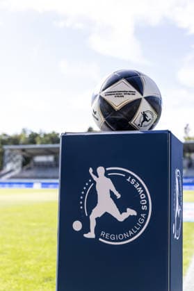 SV Stuttgarter Kickers vs. SSV Ulm 1846 Fußball, Fussball, Regionalliga, 1. Spieltag, GAZI-Stadion auf der Waldau Stuttgart 07.08.26 Spielball Regionalliga Südwest 2026-2027 für das Eröffnungsspiel SV Stuttgarter Kickers vs. SSV Ulm 1846 Fußball SV Stuttgarter Kickers vs. SSV Ulm 1846 Fußball, Fussball, Regionalliga, 1. Spieltag, GAZI-Stadion auf der Waldau Stuttgart 07.08.26 Foto: Lucca Fundel Stuttgart GAZI-Stadion auf der Waldau Baden-Württemberg Deutschland *** SV Stuttgarter Kickers vs. SSV Ulm 1846 Soccer, Regionalliga, Matchday 1, GAZI Stadium on the Waldau, Stuttgart, August 7, 2026—Match ball for the 2026–2027 Regionalliga Southwest season’s opening game: SV Stuttgarter Kickers vs. SSV Ulm 1846 Soccer SV Stuttgarter Kickers vs. SSV Ulm 1846 Soccer, soccer, Regional League, Matchday 1, GAZI Stadium auf der Waldau, Stuttgart, August 26, 2007. Photo by Lucca Fundel, Stuttgart, GAZI Stadium auf der Waldau, Baden-Württemberg, Germany