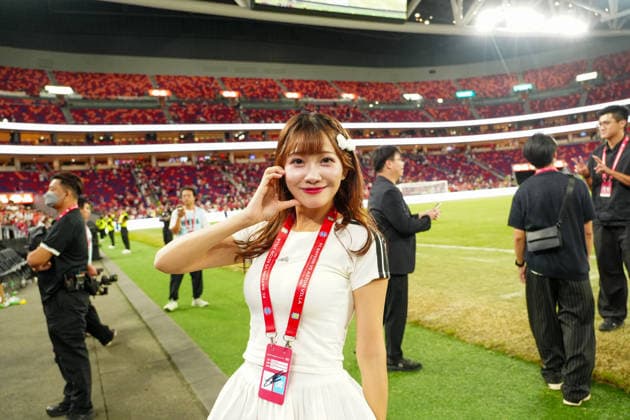 HONG KONG-SPORTS BAYERN-ASTON-VILLA Taiwan professional baseball cheerleader star Sin Tik-kei appears on the pitch to interact with the audience following the exhibition football match between Bayern Munich and Aston Villa at the Kai Tak Stadium on August 7, 2026 in Hong Kong. (Photo by Zulu Lo TMHK via Nexpher Images) Hong Kong