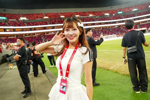 HONG KONG-SPORTS BAYERN-ASTON-VILLA Taiwan professional baseball cheerleader star Sin Tik-kei appears on the pitch to interact with the audience following the exhibition football match between Bayern Munich and Aston Villa at the Kai Tak Stadium on August 7, 2026 in Hong Kong. (Photo by Zulu Lo TMHK via Nexpher Images) Hong Kong