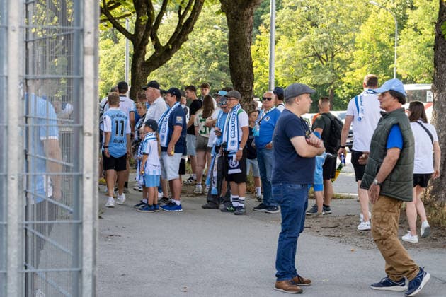 Fans warten auf die Öffnung der Tore, TSV 1860 von Muenchen vs. FC Augsburg II, Fussball, Regionalliga Bayern, 3. Spieltag, 07.08.2026 DFB regulations prohibit any use of photographs as image sequences and or quasi-video Muenchen Bayern Deutschland *** Fans wait for the gates to open, TSV 1860 Munich vs. FC Augsburg II, soccer, Bavarian Regional League, Matchday 3, August 7, 2026. DFB regulations prohibit any use of photographs as image sequences and or quasi-video. Munich, Bavaria, Germany Copyright: xkolbert-press UlrichxGamelx