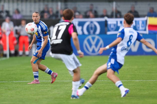 07.08.2026, Fussball, Herren, Regionalliga Nord, 02. Spieltag, BSV Kickers Emden - Hamburger SV II Matti Tjaden (blau 11 BSV Kickers Emden) im Zweikampf mit Dorian Migalic (17 Hamburger SV II) *** August 7, 2026, Soccer, Men s, Regionalliga Nord, Matchday 2, BSV Kickers Emden vs. Hamburger SV II, Matti Tjaden (blue, 11) of BSV Kickers Emden in a tackle with Dorian Migalic (17) of Hamburger SV II