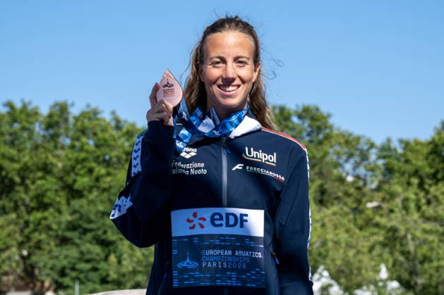 Ginevra Taddeucci of Italy shows the bronze medal after competing in the open water swimming 3km Knockout Women Final during the European Aquatics Championships at the River Seine in Paris (France), August 7, 2026. Giorgio Scala DBM - Deepbluemedia Insidefoto