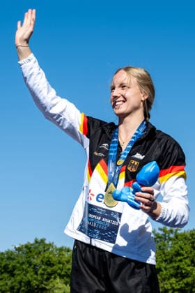 Isabel Gose of Germany celebrates after winning the gold medal in the open water swimming 3km Knockout Women Final during the European Aquatics Championships at the River Seine in Paris (France), August 7, 2026. Giorgio Scala DBM - Deepbluemedia Insidefoto