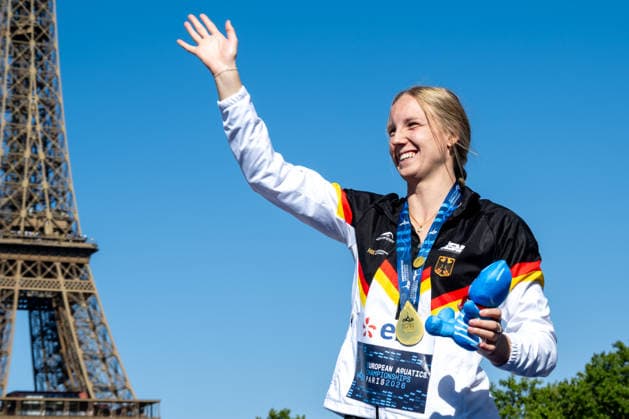 Isabel Gose of Germany celebrates after winning the gold medal in the open water swimming 3km Knockout Women Final during the European Aquatics Championships at the River Seine in Paris (France), August 7, 2026. Giorgio Scala DBM - Deepbluemedia Insidefoto