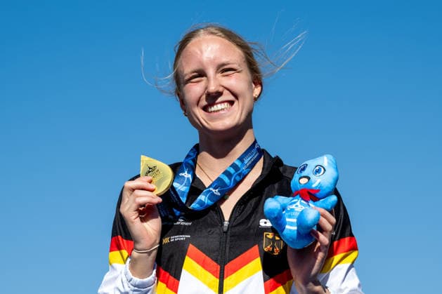 Isabel Gose of Germany shows the gold medal after competing in the open water swimming 3km Knockout Women Final during the European Aquatics Championships at the River Seine in Paris (France), August 7, 2026. Giorgio Scala DBM - Deepbluemedia Insidefoto