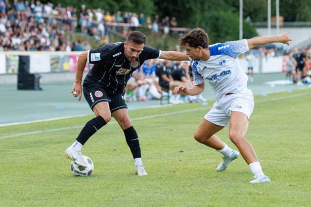 Furkan Kircicek (19, TSV Landsberg) und Jordi Wegmann (19, FV Illertissen 1921) beim Spiel zwischen TSV Landsberg v FV Illertissen 1921, Fussball, Herren, Regionalliga Bayern, 2026 2027, 3.Spieltag am 07.08.2026 in Landsberg am Lech, Sportpark. Bayern Deutschland *** Furkan Kircicek, 19, of TSV Landsberg, and Jordi Wegmann, 19, of FV Illertissen 1921, during the match between TSV Landsberg and FV Illertissen 1921, soccer, men’s, Bavarian Regional League, 2026–2027, Matchday 3 on August 7, 2026, in Landsberg am Lech, Sportpark, Bavaria, Germany
