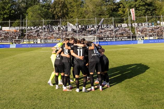 SV Stuttgarter Kickers vs. SSV Ulm 1846 Fußball, Fussball, Regionalliga, 1. Spieltag, GAZI-Stadion auf der Waldau Stuttgart 07.08.26 Team Teamkreis Mannschaft Mannschaftskreis SSV Ulm 1846 Fußball SV Stuttgarter Kickers vs. SSV Ulm 1846 Fußball, Fussball, Regionalliga, 1. Spieltag, GAZI-Stadion auf der Waldau Stuttgart 07.08.26 Foto: Lucca Fundel Stuttgart GAZI-Stadion auf der Waldau Baden-Württemberg Deutschland *** SV Stuttgarter Kickers vs. SSV Ulm 1846 Soccer, Regionalliga, Matchday 1, GAZI Stadium on the Waldau, Stuttgart, August 26, 2007 Team Team Circle Squad Team Circle SSV Ulm 1846 Soccer SV Stuttgarter Kickers vs. SSV Ulm 1846 Soccer, Football, Regional League, Matchday 1, GAZI Stadium on the Waldau, Stuttgart, August 26, 2007 Photo by Lucca Fundel, Stuttgart, GAZI Stadium on the Waldau, Baden-Württemberg, Germany
