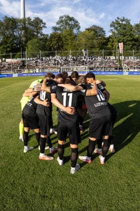SV Stuttgarter Kickers vs. SSV Ulm 1846 Fußball, Fussball, Regionalliga, 1. Spieltag, GAZI-Stadion auf der Waldau Stuttgart 07.08.26 Team Teamkreis Mannschaft Mannschaftskreis SSV Ulm 1846 Fußball SV Stuttgarter Kickers vs. SSV Ulm 1846 Fußball, Fussball, Regionalliga, 1. Spieltag, GAZI-Stadion auf der Waldau Stuttgart 07.08.26 Foto: Lucca Fundel Stuttgart GAZI-Stadion auf der Waldau Baden-Württemberg Deutschland *** SV Stuttgarter Kickers vs. SSV Ulm 1846 Soccer, Regionalliga, Matchday 1, GAZI Stadium on the Waldau, Stuttgart, August 26, 2007 Team Team Circle Squad Team Circle SSV Ulm 1846 Soccer SV Stuttgarter Kickers vs. SSV Ulm 1846 Soccer, Football, Regional League, Matchday 1, GAZI Stadium on the Waldau, Stuttgart, August 26, 2007 Photo by Lucca Fundel, Stuttgart, GAZI Stadium on the Waldau, Baden-Württemberg, Germany