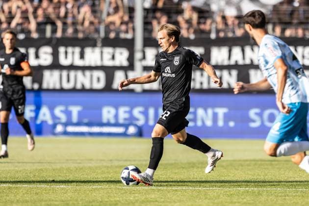 SV Stuttgarter Kickers vs. SSV Ulm 1846 Fußball, Fussball, Regionalliga, 1. Spieltag, GAZI-Stadion auf der Waldau Stuttgart 07.08.26 Emanuel Taffertshofer (SSV Ulm 1846 Fußball, 22) SV Stuttgarter Kickers vs. SSV Ulm 1846 Fußball, Fussball, Regionalliga, 1. Spieltag, GAZI-Stadion auf der Waldau Stuttgart 07.08.26 Foto: Lucca Fundel Stuttgart GAZI-Stadion auf der Waldau Baden-Württemberg Deutschland *** SV Stuttgarter Kickers vs. SSV Ulm 1846 Soccer, Regionalliga, Matchday 1, GAZI Stadium at Waldau, Stuttgart, August 26, 2007, Emanuel Taffertshofer, SSV Ulm 1846 Soccer, 22 SV Stuttgarter Kickers vs. SSV Ulm 1846 Soccer, Regional League, Matchday 1, GAZI Stadium auf der Waldau, Stuttgart, August 26, 2007 Photo by Lucca Fundel, Stuttgart, GAZI Stadium auf der Waldau, Baden-Württemberg, Germany