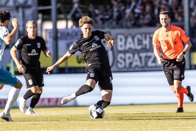 SV Stuttgarter Kickers vs. SSV Ulm 1846 Fußball, Fussball, Regionalliga, 1. Spieltag, GAZI-Stadion auf der Waldau Stuttgart 07.08.26 Oliver Wähling (SSV Ulm 1846 Fußball, 10) SV Stuttgarter Kickers vs. SSV Ulm 1846 Fußball, Fussball, Regionalliga, 1. Spieltag, GAZI-Stadion auf der Waldau Stuttgart 07.08.26 Foto: Lucca Fundel Stuttgart GAZI-Stadion auf der Waldau Baden-Württemberg Deutschland *** SV Stuttgarter Kickers vs. SSV Ulm 1846 Soccer, Regionalliga, Matchday 1, GAZI Stadium at Waldau, Stuttgart, August 26, 2007, Oliver Wähling, SSV Ulm 1846, Soccer, 10 SV Stuttgarter Kickers vs. SSV Ulm 1846, Soccer, Regional League, Matchday 1, GAZI Stadium auf der Waldau, Stuttgart, August 26, 2007 Photo by Lucca Fundel, Stuttgart, GAZI Stadium auf der Waldau, Baden-Württemberg, Germany
