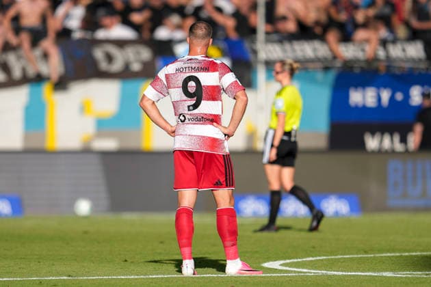 v.li.: Eric Hottmann (F95, 9), Spieler von Fortuna Düsseldorf, enttäuscht schauend, Enttäuschung, Frustration, disappointed, pessimistisch, nach dem Gegentor zum 1:0, Action, Aktion, Spielszene, 07.08.2026, Mannheim (Deutschland), Fussball, 3. Liga, SV Waldhof Mannheim - Fortuna Düsseldorf, DFB DFL REGULATIONS PROHIBIT ANY USE OF PHOTOGRAPHS AS IMAGE SEQUENCES AND OR QUASI-VIDEO. *** v li Eric Hottmann F95, 9, Fortuna Düsseldorf player, looking disappointed, disappointment, frustration, pessimistic, after conceding the goal that made the score 1–0, action, game scene, August 7, 2026, Mannheim, Germany, soccer, 3rd Division, SV Waldhof Mannheim vs. Fortuna Düsseldorf, DFB and DFL regulations prohibit any use of photographs as image sequences and or quasi-video xozx