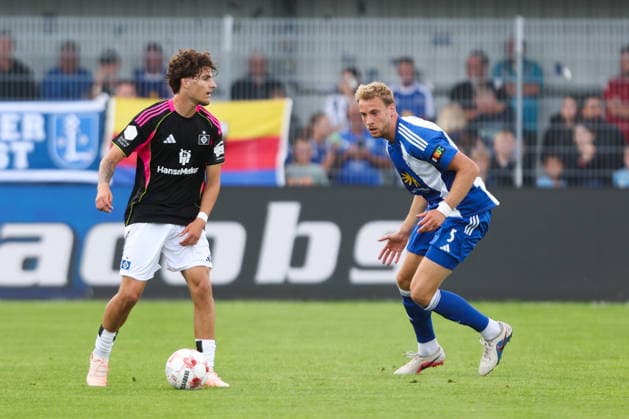 07.08.2026, Fussball, Herren, Regionalliga Nord, 02. Spieltag, BSV Kickers Emden - Hamburger SV II Peer Mahncke (blau 5 BSV Kickers Emden) im Zweikampf mit Alessandro Puzzo (14 Hamburger SV II) *** August 7, 2026, Soccer, Men s, Regionalliga Nord, Matchday 2, BSV Kickers Emden vs. Hamburger SV II; Peer Mahncke (blue, 5) of BSV Kickers Emden in a tackle with Alessandro Puzzo (14) of Hamburger SV II