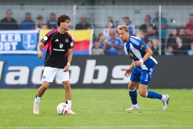 07.08.2026, Fussball, Herren, Regionalliga Nord, 02. Spieltag, BSV Kickers Emden - Hamburger SV II Peer Mahncke (blau 5 BSV Kickers Emden) im Zweikampf mit Alessandro Puzzo (14 Hamburger SV II) *** August 7, 2026, Soccer, Men s, Regionalliga Nord, Matchday 2, BSV Kickers Emden vs. Hamburger SV II; Peer Mahncke (blue, 5) of BSV Kickers Emden in a tackle with Alessandro Puzzo (14) of Hamburger SV II