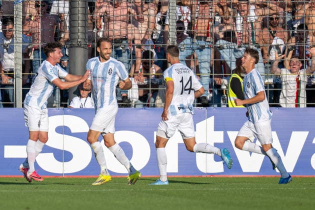 Torjubel zum 1:0, TSV 1860 Muenchen, TSV 1860 von Muenchen vs. FC Augsburg II, Fussball, Regionalliga Bayern, 3. Spieltag, 07.08.2026 DFB regulations prohibit any use of photographs as image sequences and or quasi-video Muenchen Bayern Deutschland *** Goal celebration after the 1-0, TSV 1860 Munich, TSV 1860 Munich vs. FC Augsburg II, Soccer, Bavarian Regional League, Matchday 3, August 7, 2026 DFB regulations prohibit any use of photographs as image sequences and or quasi-video Munich, Bavaria, Germany Copyright: xkolbert-press UlrichxGamelx
