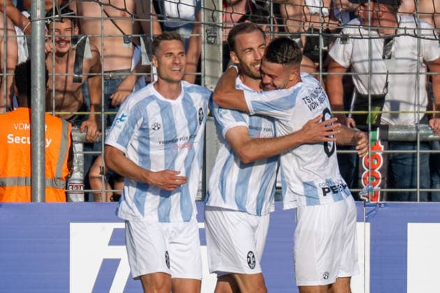 Torjubel zum 1:0, TSV 1860 Muenchen, TSV 1860 von Muenchen vs. FC Augsburg II, Fussball, Regionalliga Bayern, 3. Spieltag, 07.08.2026 DFB regulations prohibit any use of photographs as image sequences and or quasi-video Muenchen Bayern Deutschland *** Goal celebration after the 1-0, TSV 1860 Munich, TSV 1860 Munich vs. FC Augsburg II, Soccer, Bavarian Regional League, Matchday 3, August 7, 2026 DFB regulations prohibit any use of photographs as image sequences and or quasi-video Munich, Bavaria, Germany Copyright: xkolbert-press UlrichxGamelx