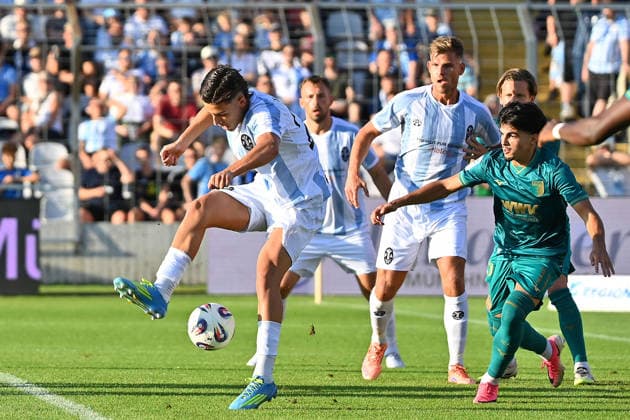 Torchance Loris HUSIC (TSV 1860 Muenchen) mit der Hacke.Aktion.Strafraumszene. Fussball Regionalliga Bayern Saison 2026 2027,26 27 3.Spieltag TSV 1860 Muenchen - FC Augsburg II am 07.08.2026 in Muenchen GRUENWALDER STADION. *** Scoring chance by Loris HUSIC of TSV 1860 Munich with a backheel move in the penalty area—Bavarian Regional League soccer, 2026–2027 season,Matchday 26–27, Game 3: TSV 1860 Munich vs. FC Augsburg II on August 7, 2026, in Munich at GRUENWALDER STADION