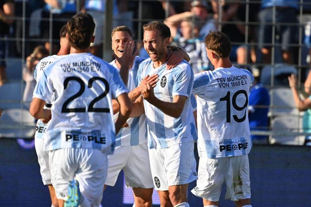 Kollektiver Torjubel um Michael EBERWEIN (1860 Muenchen) nach Tor zum 1-0, Jubel,Freude,Begeisterung,Aktion. Fussball Regionalliga Bayern Saison 2026 2027,26 27 3.Spieltag TSV 1860 Muenchen - FC Augsburg II am 07.08.2026 in Muenchen GRUENWALDER STADION. *** Collective goal celebration for Michael EBERWEIN of 1860 Munich after scoring the 1-0 goal; celebration, joy,excitement, action—Bavarian Regional League soccer, 2026–2027 season, Matchday 26–27, Game 3: TSV 1860 Munich vs. FC Augsburg II on August 7, 2026, at Grünwalder Stadium in Munich