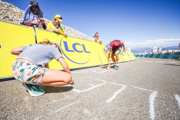 7E ÉTAPE DU TOUR DE FRANCE FEMMES AU MONT VENTOUX. PHOTOPQR LE DAUPHINE Eliot BERNARD ; Bédoin ; 07 08 2026 ; Mont Ventoux, le 7 août 2026. Passage des caravanes du Tour et ambiance au sommet du mont Ventoux pour la 7e étape du Tour de France Femmes avec Zwift. Photo : Eliot Bernard. 7th stage of the fifth edition of the Women s Tour de France cycling race, 146.8 km from Voulte-sur-Rhone to The Mont Ventoux, at The Mont Ventoux, southeastern France on August 7, 2026. Bédoin Vaucluse Provence-Alpes-Côte d Azur France  Copyright: xPHOTOPQR LExDAUPHINE MAXPPPxEliotxBERNARDx 20260807JDL3908 20260807JDL3908