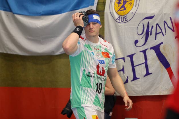 07.08.2026, xtgx, Handball Turnier, EHV Aue - SC Magdeburg emspor, v.l. Elvar Orn Jonsson (Magdeburg, 19) verletzt, Verletzung, Auge Lößnitz *** August 7, 2026, xtgx, Handball Tournament, EHV Aue vs. SC Magdeburg emspor, from left: Elvar Orn Jonsson (Magdeburg), 19 injured, injury, Auge Lößnitz