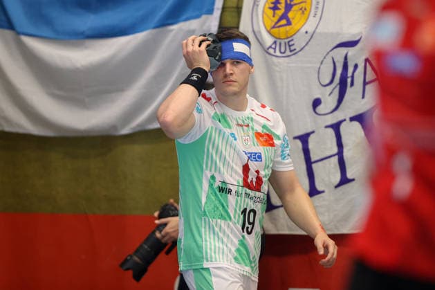 07.08.2026, xtgx, Handball Turnier, EHV Aue - SC Magdeburg emspor, v.l. Elvar Orn Jonsson (Magdeburg, 19) verletzt, Verletzung, Auge Lößnitz *** August 7, 2026, xtgx, Handball Tournament, EHV Aue vs. SC Magdeburg emspor, from left: Elvar Orn Jonsson (Magdeburg), 19 injured, injury, Auge Lößnitz