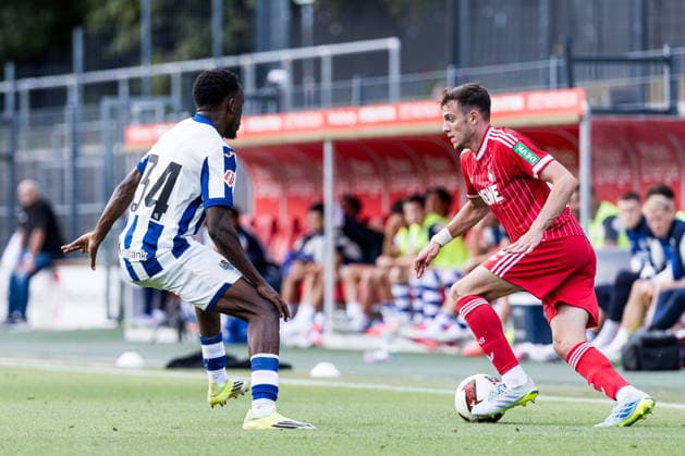 COLOGNE, GERMANY - AUGUST 07: Paul Okon-Engstler (1. FC Koeln, 23) controls the ball against Job Ochieng (Real Sociedad San Sebastian, 34) during a friendly match of season 2026 27 between 1. FC Köln vs. Real Sociedad San Sebastian at Geissbockheim on August 07, 2026 in Cologne, Germany. North Rhine Westphalia Germany Copyright: xSteffiexWunderlx