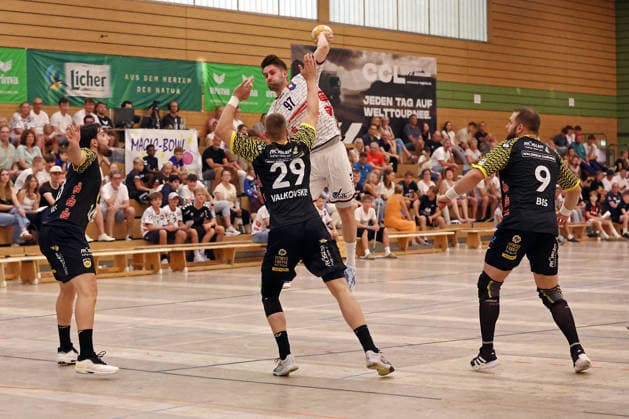 07.08.2026, xovx, Handball Lindencup, TV Hüttenberg - HSC 2000 Coburg v.l. Savvas Savvas (HSC Coburg), Leonards Valkovskis (HSC Coburg), David Kuntscher (TV Hüttenberg), Bartlomiej Bis (HSC Coburg) Linden Stadthalle Hessen Deutschland (DE) *** August 7, 2026, xovx, Lindencup Handball, TV Hüttenberg vs. HSC 2000 Coburg, Savvas Savvas (HSC Coburg), Leonards Valkovskis (HSC Coburg), David Kuntscher (TV Hüttenberg), Bartlomiej Bis (HSC Coburg), Linden Stadthalle, Hesse, Germany, DE
