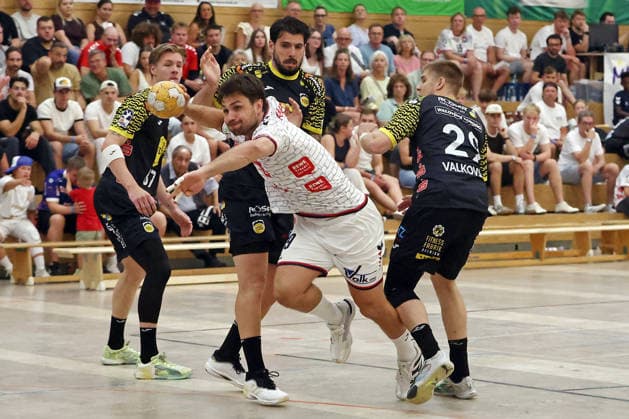 07.08.2026, xovx, Handball Lindencup, TV Hüttenberg - HSC 2000 Coburg v.l. Jesper Schmidt (HSC Coburg), Savvas Savvas (HSC Coburg), Vit Reichl (TV Hüttenberg), Leonards Valkovskis (HSC Coburg) Linden Stadthalle Hessen Deutschland (DE) *** August 7, 2026, xovx, Lindencup Handball Tournament, TV Hüttenberg vs. HSC 2000 Coburg; Jesper Schmidt (HSC Coburg), Savvas Savvas (HSC Coburg), Vit Reichl (TV Hüttenberg), Leonards Valkovskis (HSC Coburg); Linden Stadthalle, Hesse, Germany, DE