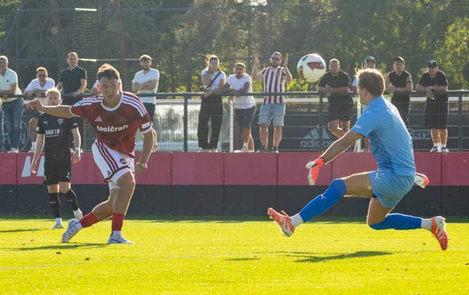 07.08.2026 - Fussball - Saison 2026 2027 - Regionalliga Bayern - 03. Spieltag: 1. FC Nürnberg FCN II ( Club ) - TSV Buchbach - DaMa - xdaxmax - Joel Skowronek (39, 1. FC Nürnberg FCN II ) mit Torschuss gg Ludwig Zech (1, TSV Buchbach ) *** August 7, 2026 Soccer Season 2026–2027 Bavarian Regional League 03 Matchday 1 FC Nuremberg FCN II Club TSV Buchbach Women s Team xdaxmax Joel Skowronek 39, 1 FC Nuremberg FCN II with a shot on goal against Ludwig Zech 1, TSV Buchbach