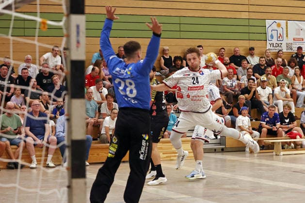 07.08.2026, xovx, Handball Lindencup, TV Hüttenberg - HSC 2000 Coburg v.l. Fabian Apfel (HSC Coburg), Tizian Weimer (TV Hüttenberg) Linden Stadthalle Hessen Deutschland (DE) *** August 7, 2026, xovx, Lindencup Handball Tournament, TV Hüttenberg vs. HSC 2000 Coburg; Fabian Apfel (HSC Coburg), Tizian Weimer (TV Hüttenberg); Linden Stadthalle, Hesse, Germany, DE