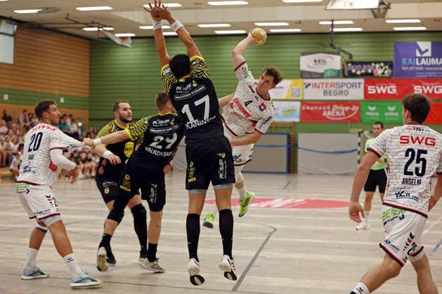 07.08.2026, xovx, Handball Lindencup, TV Hüttenberg - HSC 2000 Coburg v.l. Paul Ohl (TV Hüttenberg), Bartlomiej Bis (HSC Coburg), Leonards Valkovskis (HSC Coburg), Nejc Planinsek (HSC Coburg), David Sehnke (TV Hüttenberg), Torsten Anselm (TV Hüttenberg) Linden Stadthalle Hessen Deutschland (DE) *** August 7, 2026, xovx, Lindencup Handball Tournament, TV Hüttenberg vs. HSC 2000 Coburg: Paul Ohl (TV Hüttenberg), Bartlomiej Bis (HSC Coburg), Leonards Valkovskis, HSC Coburg; Nejc Planinsek, HSC Coburg; David Sehnke, TV Hüttenberg; Torsten Anselm, TV Hüttenberg; Linden Stadthalle, Hesse, Germany, DE