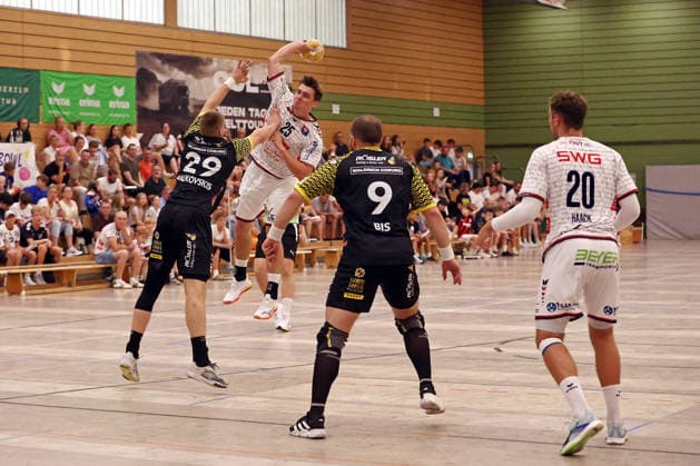 07.08.2026, xovx, Handball Lindencup, TV Hüttenberg - HSC 2000 Coburg v.l. Leonards Valkovskis (HSC Coburg), Torsten Anselm (TV Hüttenberg), Bartlomiej Bis (HSC Coburg), Leif Haack (TV Hüttenberg) Linden Stadthalle Hessen Deutschland (DE) *** August 7, 2026, xovx, Lindencup Handball, TV Hüttenberg vs. HSC 2000 Coburg, Leonards Valkovskis (HSC Coburg), Torsten Anselm (TV Hüttenberg), Bartlomiej Bis (HSC Coburg), Leif Haack (TV Hüttenberg), Linden Stadthalle, Hesse, Germany, DE