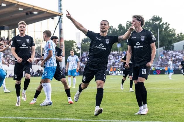 SV Stuttgarter Kickers vs. SSV Ulm 1846 Fußball, Fussball, Regionalliga, 1. Spieltag, GAZI-Stadion auf der Waldau Stuttgart 07.08.26 Elfmeter Torjubel Jubel Freude nach Treffer Tor Torschuss zum 0:1 durch Dennis Chessa (SSV Ulm 1846 Fußball, 11). v.l. Steffen Meuer (SSV Ulm 1846 Fußball, 18), Dennis Chessa (SSV Ulm 1846 Fußball, 11), Oliver Wähling (SSV Ulm 1846 Fußball, 10) SV Stuttgarter Kickers vs. SSV Ulm 1846 Fußball, Fussball, Regionalliga, 1. Spieltag, GAZI-Stadion auf der Waldau Stuttgart 07.08.26 Foto: Lucca Fundel Stuttgart GAZI-Stadion auf der Waldau Baden-Württemberg Deutschland *** SV Stuttgarter Kickers vs. SSV Ulm 1846 Soccer, Regionalliga, Matchday 1, GAZI Stadium at Waldau, Stuttgart, August 7, 2007, 8:26 p.m. Penalty kick, goal celebration, jubilation, joy after the goal, shot on goal for the 0–1 lead by Dennis Chessa, SSV Ulm 1846 Soccer, 11 (left) Steffen Meuer SSV Ulm 1846 Soccer, 18, Dennis Chessa SSV Ulm 1846 Soccer, 11, Oliver Wähling SSV Ulm 1846 Soccer, 10 SV Stuttgarter Kickers vs. SSV Ulm 1846 Soccer, Regional League, Matchday 1, GAZI Stadium on the Waldau, Stuttgart, August 7, 2008. Photo by Lucca Fundel, Stuttgart, GAZI Stadium on the Waldau, Baden-Württemberg, Germany