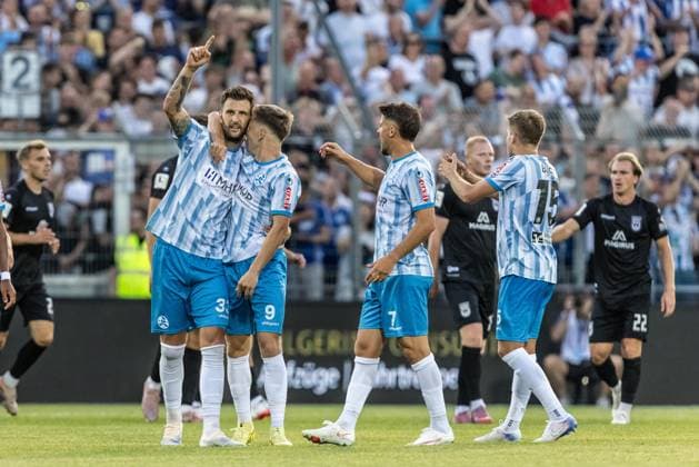 SV Stuttgarter Kickers vs. SSV Ulm 1846 Fußball, Fussball, Regionalliga, 1. Spieltag, GAZI-Stadion auf der Waldau Stuttgart 07.08.26 Torjubel Jubel Freude nach Treffer Tor Torschuss zum 1:1 durch Dejan Bozic (Stuttgarter Kickers, 33), Sebastian Müller (SV Stuttgarter Kickers, 09), Yannick Glessing (SV Stuttgarter Kickers, 07), Nico Blank (SV Stuttgarter Kickers, 15) SV Stuttgarter Kickers vs. SSV Ulm 1846 Fußball, Fussball, Regionalliga, 1. Spieltag, GAZI-Stadion auf der Waldau Stuttgart 07.08.26 Foto: Lucca Fundel Stuttgart GAZI-Stadion auf der Waldau Baden-Württemberg Deutschland *** SV Stuttgarter Kickers vs. SSV Ulm 1846 Soccer, Regionalliga, Matchday 1, GAZI Stadium at Waldau, Stuttgart, August 7, 2007, Goal celebration, Cheering, Joy after a goal, Goal, Shot on goal to make it 1–1 by Dejan Bozic (Stuttgarter Kickers, 33), Sebastian Müller (SV Stuttgarter Kickers, 09), Yannick Glessing, SV Stuttgarter Kickers, 07, Nico Blank, SV Stuttgarter Kickers, 15, SV Stuttgarter Kickers vs. SSV Ulm 1846, soccer, Regionalliga, Matchday 1, GAZI Stadium on the Waldau, Stuttgart, August 26, 2007. Photo by Lucca Fundel, Stuttgart, GAZI Stadium on the Waldau, Baden-Württemberg, Germany