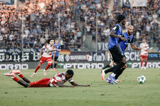 07.08.2026, xhettx, Fussball 3.Liga, SV Waldhof Mannheim - Fortuna Düsseldorf v.l. Amaniampong, Kaden Nana K. (Fortuna Düsseldorf, 39) fällt beim versuch Jidechi Okeke (SV Waldhof Mannheim, 25) den Ball abzunehmen (DFL DFB REGULATIONS PROHIBIT ANY USE OF PHOTOGRAPHS as IMAGE SEQUENCES and or QUASI-VIDEO) *** August 7, 2026, xhettx, Soccer 3rd Division, SV Waldhof Mannheim vs. Fortuna Düsseldorf, Amaniampong, Kaden Nana K, Fortuna Düsseldorf, 39, falls while attempting to take the ball away from Jidechi Okeke, SV Waldhof Mannheim, 25. DFL and DFB regulations prohibit any use of photographs as image sequences and or quasi-video.