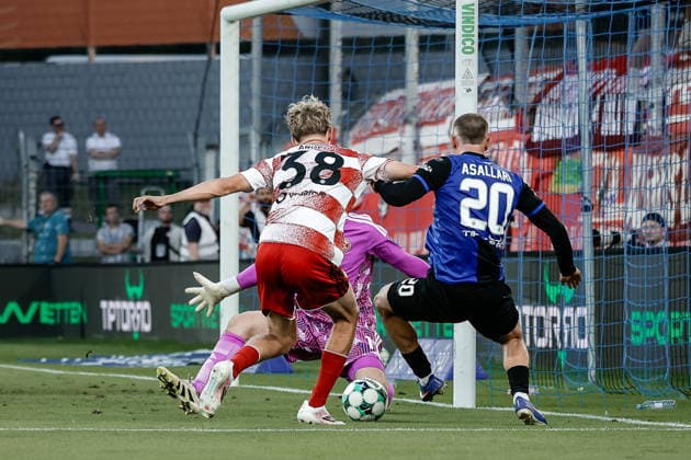 07.08.2026, xhettx, Fussball 3.Liga, SV Waldhof Mannheim - Fortuna Düsseldorf v.l. Kushtrim Asallari (SV Waldhof Mannheim, 20) bekommt keinen Druck hinter den Ball. Kein Problem für Rieß, Lasse Finn (Fortuna Düsseldorf, 1) (DFL DFB REGULATIONS PROHIBIT ANY USE OF PHOTOGRAPHS as IMAGE SEQUENCES and or QUASI-VIDEO) *** August 7, 2026, xhettx, Soccer 3rd Division, SV Waldhof Mannheim vs. Fortuna Düsseldorf, Kushtrim Asallari (SV Waldhof Mannheim), 20—no pressure behind the ball. No problem for Rieß and Lasse Finn (Fortuna Düsseldorf), 1 DFL and DFB regulations prohibit any use of photographs as image sequences and or quasi-video