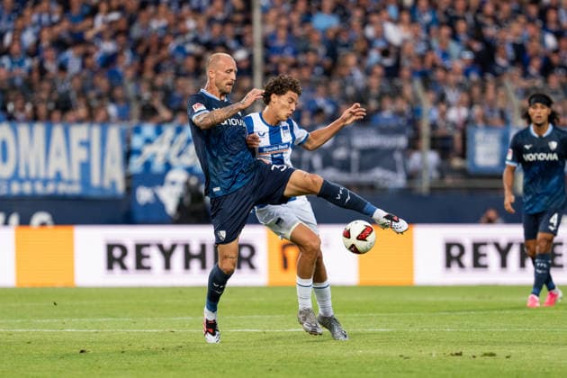 07.08.2026, GER Deutschland, Fussball, Saison 2026 2027, 2. Bundesliga, 1. Spieltag: VfL Bochum vs Hertha BSC Berlin Zweikampf zwischen Philipp Hofmann (VfL Bochum, 33) und Soufian Gouram (Hertha BSC Berlin, 33) Bochum Vonovia Ruhrstadion Nordrhein Westfalen Deutschland *** August 7, 2026, GER Germany, Soccer, 2026–2027 Season, 2. Bundesliga, Matchday 1: VfL Bochum vs. Hertha BSC Berlin; a duel between Philipp Hofmann (VfL Bochum, 33) and Soufian Gouram (Hertha BSC Berlin, 33); Bochum, Vonovia Ruhrstadion, North Rhine-Westphalia, Germany Copyright: xnordphotoxGmbHx xSchulzex