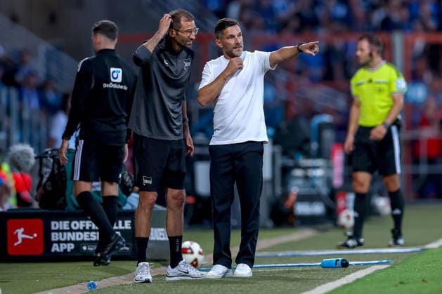 08.07.2026, Fußball, VfL Bochum - Hertha BSC, 2. Fußball-Bundesliga, 1. Spieltag, Vonovia Ruhrstadion, Saison 2026 2027: Cheftrainer Stefan Leitl (Hertha BSC) gestikulierend auf dem Spielfeld Spielverzögerung wegen einem versperrten Fluchtweg in der Gästekurve Spielunterbrechung Zaunfahne Banner kurve DFB regulations prohibit any use of photographs as image sequences and or quasi-video. Nordrhein-Westfalen Deutschland *** July 8, 2026, Soccer, VfL Bochum vs. Hertha BSC, 2. Bundesliga, Matchday 1, Vonovia Ruhrstadion, 2026–2027 Season, Head Coach Stefan Leitl, Hertha BSC gesturing on the field, game delay due to a blocked emergency exit in the visitors’ section, game interruption, fence banner, section, DFB regulations prohibit any use of photographs as image sequences and or quasi-video; North Rhine-Westphalia, Germany